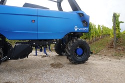 Robot viticole équipé d'une gyrotondeuse électrique